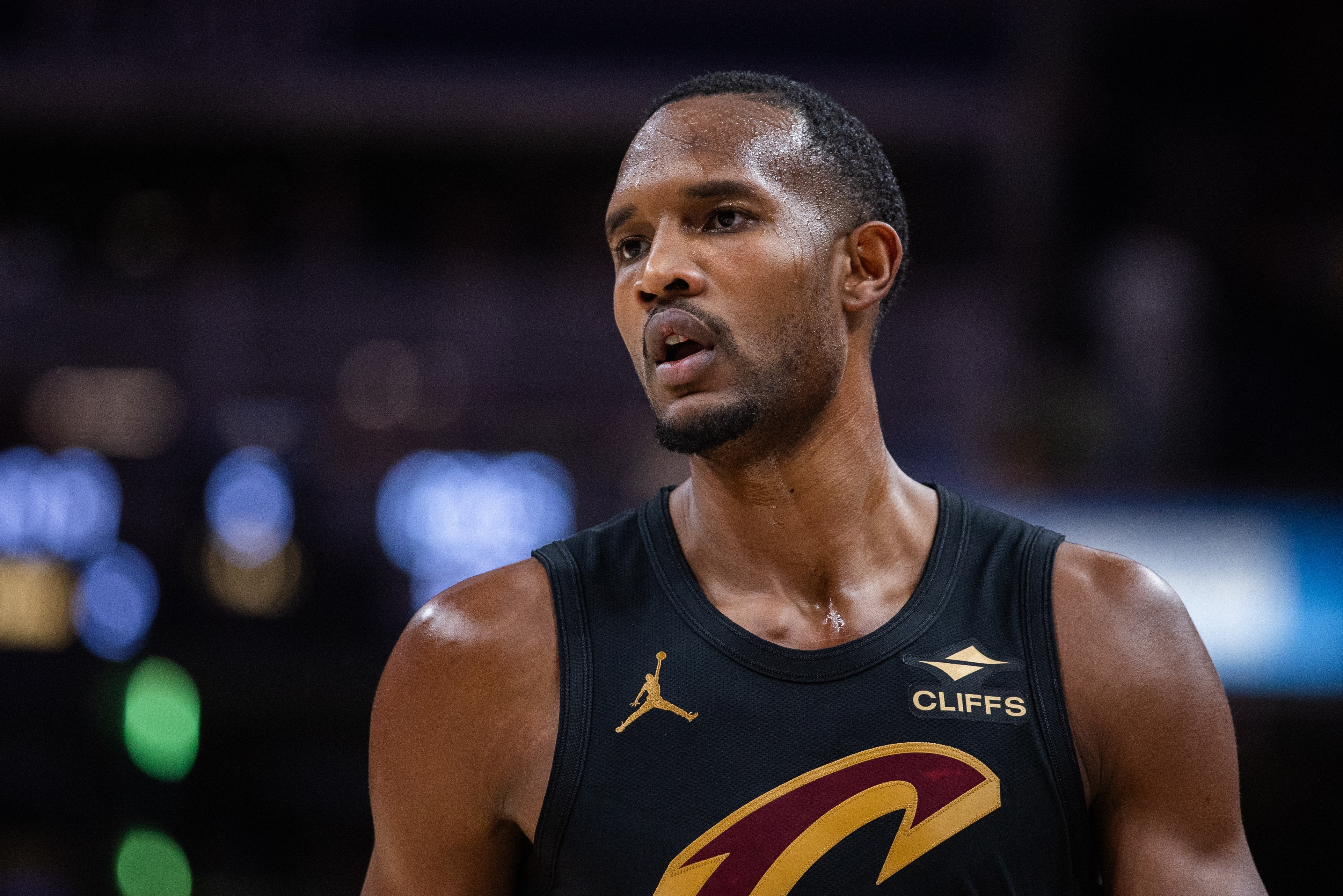 必一运动登录入口-先发制人！莫布里勾手打中 骑士开场2分钟9-0打停国王